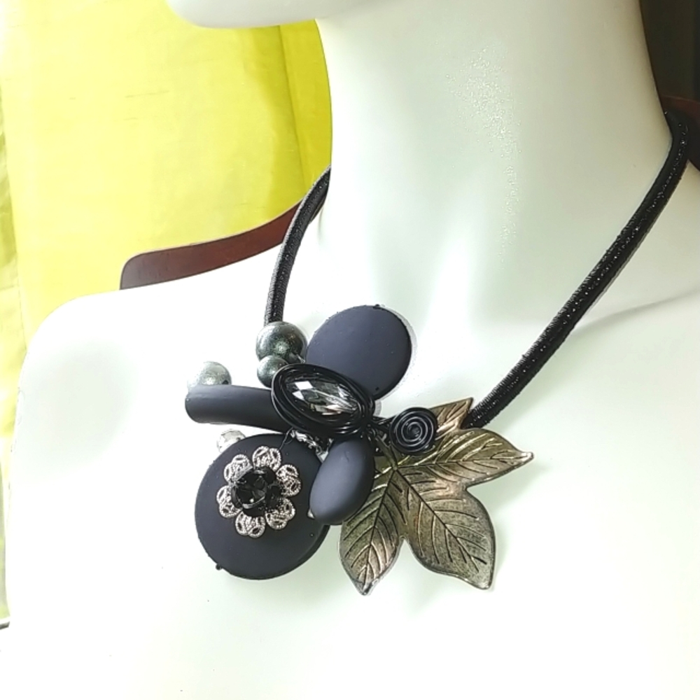 Statement fashion necklace NWT